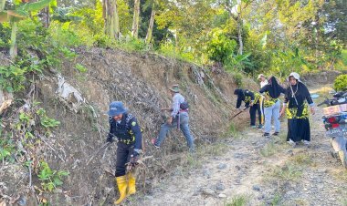 Satgas Pamtas Yonarmed 11 Kostrad Bersama Masyarakat Laksanakan Karya Bakti