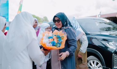 Nyonya Hj. Habibatussaniah Dan Nyonya Umi Maimah Hamzah Ikut Bergerak Mendengarkan Keluhan Ibu Ibu Di Desa Tulaan