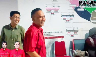 Penyerahan SK Mandat Simpul Relawan Mualem Dekfadh: 135 Relawan Siap Menangkan Paslon Nomor Urut Dua