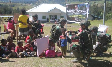 WARGA KAGO ANTUSIAS SAMBUT BAKSOS HABEMA RAYAKAN HUT 79 TNI