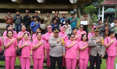Bhayangkari Simalungun Gelar Kegiatan Sosial di Rumah Bolon Raja Purba, Berikan Bantuan Sembako kepada Warga