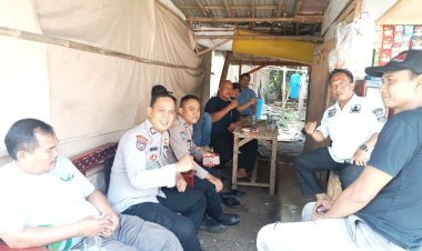 Silaturahmi Bhabinkamtibmas di Warung Bu Yati, Desa Bojong