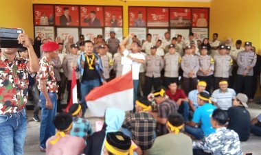 Di duga PJ bupati  tidak netral jelang pilkada,  ribuan  massa  grubuk kantor bupati Paluta