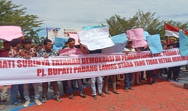 Di duga PJ bupati  tidak netral jelang pilkada,  ribuan  massa  grubuk kantor bupati Paluta