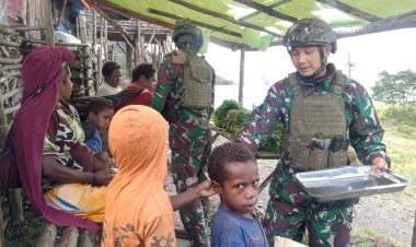 Berbagi Kasih TK Pintu Jawa Satgas Yonif 323, Dengan Bagikan Nasi Bungkus untuk Masyarakat