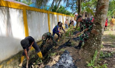 Satgas Pamtas Yonarmed 11 Kostrad Gelar Karya Bakti Pembersihan Jalan di Desa Aji Kuning