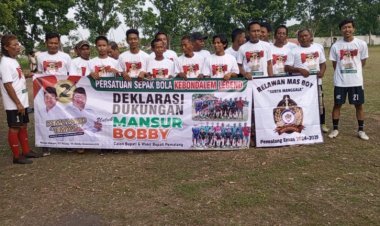 Deklarasikan Dukungannya Untuk Paslon Mansur-Bobby,  Kebondalem Legend Ajak Mansur Hidayat Bermain Bola.
