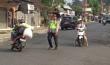 Beri Pelayanan di Pagi Hari, Personil Polsek Bangli Laksanakan Pengaturan