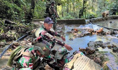 Satgas Yonif 762/VYS Perbaiki Pipa Air Warga  Kampung Aisyo, Distrik Aifat