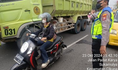 Anggota Polsek Cikupa Laksanakan Protap Gatur Lalu Lintas untuk Jaga Keamanan Jalan Raya