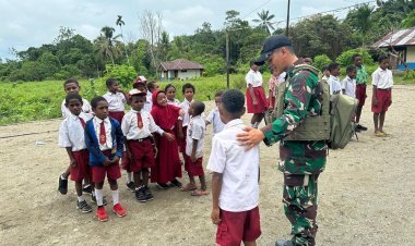 Tanamkan Kedisiplinan Sejak Dini, Satgas Yonif 131/BRS Latihkan PBB bagi Siswa di Wilayah Perbatasan