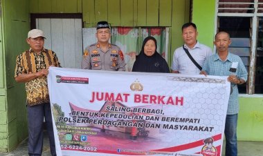 Kapolsek Perdagangan Gelar Jumat Barokah, Bagikan Sembako untuk Warga Kurang Mampu