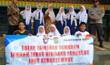 Police Go To School: Bhabinkamtibmas Kelapa Dua Berikan Edukasi Bahaya Tawuran dan Bullying di SMPN 189