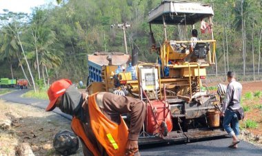 Mas Aji Bangun Jalan Terpanjang Cemeng-Widoro, Warga Gedompol Tersenyum Rasakan Manfaat Nyata
