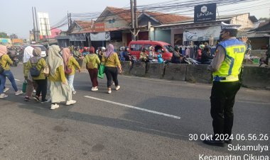 Anggota Polsek Cikupa Gelar Protap Gatur Lalu Lintas di Jalan Raya Serang