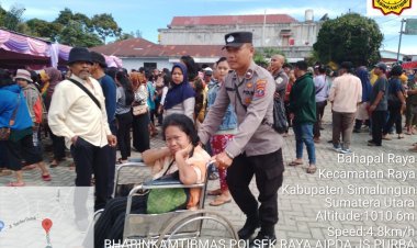 Bakti Sosial Polda Sumut, Bhabinkamtibmas Polsek Raya Berikan Bantuan untuk Lansia Jelang Pilkada 2024