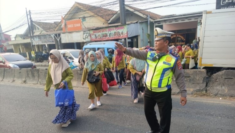 Polsek Cikupa Laksanakan Pengaturan Lalu Lintas untuk Ciptakan Kamseltibcar Lantas