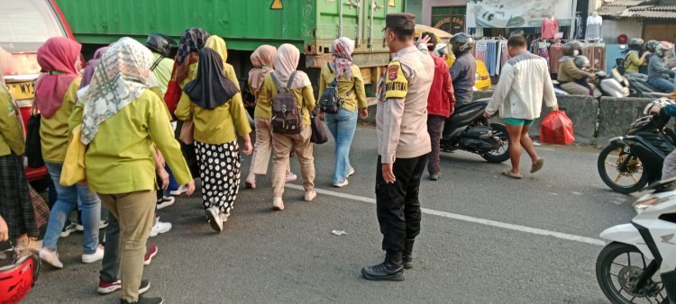Pengaturan Lalu Lintas Pagi Hari oleh Anggota Polsek Cikupa