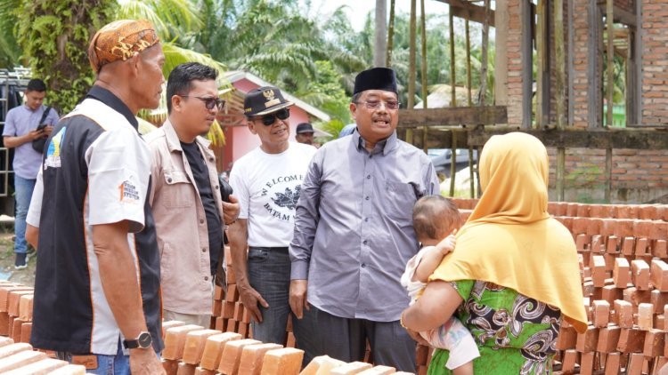 H. Safriadi Oyon SH Berkunjung ke Desa Blok 15 Sangga Berru, Dengarkan Keluhan Pembuat Batu Bata