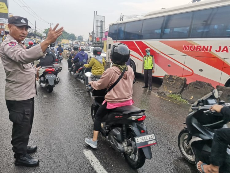 Pengaturan Lalu Lintas oleh Polsek Cikupa Meningkatkan Keamanan Jalan Raya