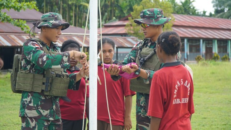 Bantu Cerdaskan Anak Bangsa, Personil Satgas Pamtas Statis Yonif 131/BRS Mengajar Siswa-Siswi di SMPN 5 Arso