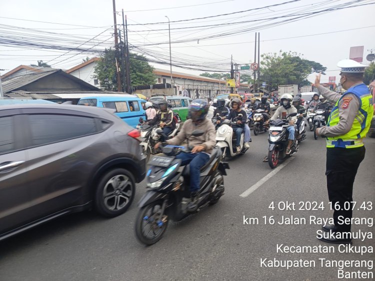 Polsek Cikupa Atur Lalu Lintas di Depan PT Cingluh, Arus Tetap Lancar di Jam Sibuk