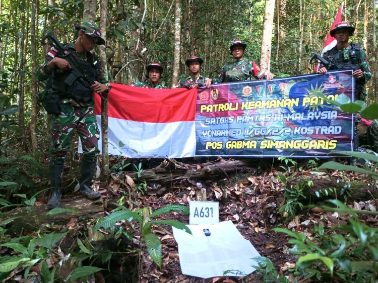 Satgas Pamtas Yonarmed 11 Kostrad Pos Gabma Simanggaris Laksanakan Patroli Patok di Perbatasan RI-Malaysia