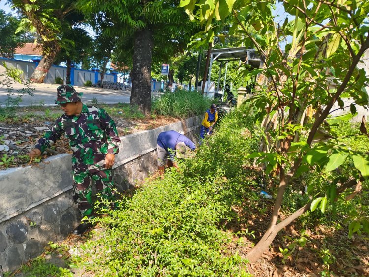 Danramil 01/Sragen Pimpin Gotong Royong Pembersihan Selokan, Cegah Genangan Air