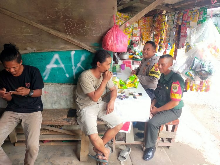 Bhabinkamtibmas Desa Dukuh Gelar Silaturahmi di Warung Binaan Warga