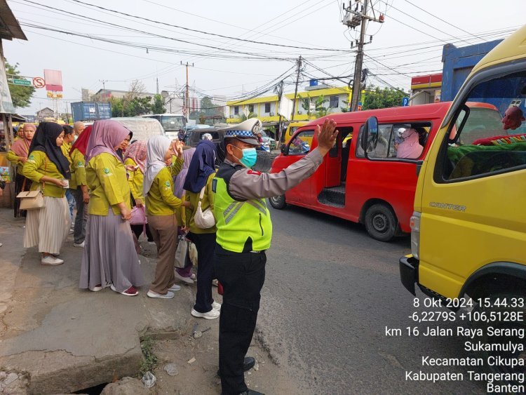 Kegiatan Pengaturan Lalu Lintas oleh Anggota Polsek Cikupa di Jalan Raya Serang