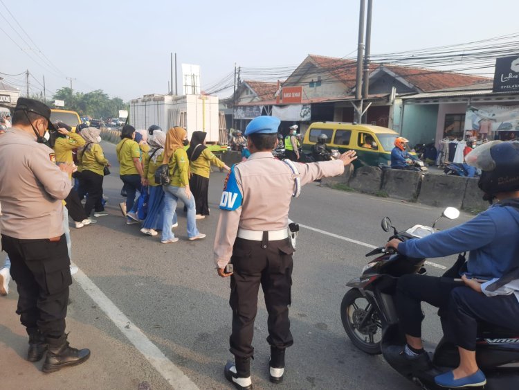 Pengaturan Lalu Lintas Polsek Cikupa di Jalan Raya Serang