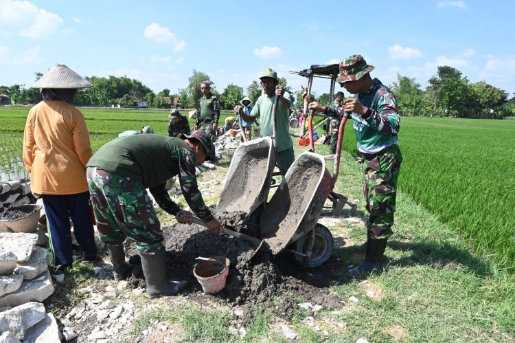 Cuaca Terik tidak menyurutkan warga dan Satgas TMMD Kodim 0726/Sukoharjo lanjutkan pekerjaan Talud Jalan