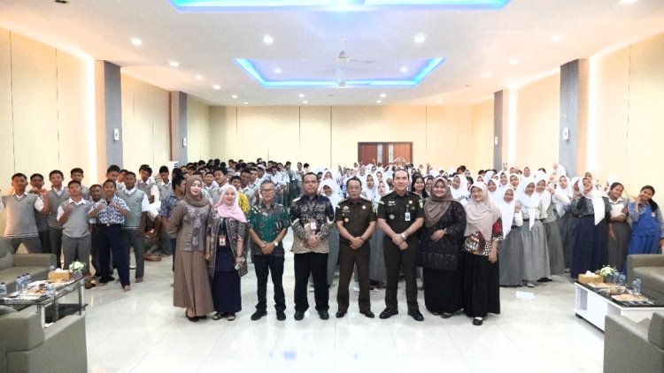 Jaksa Masuk Sekolah: Penyuluhan Hukum di SMA Negeri 1 dan 8 Batam