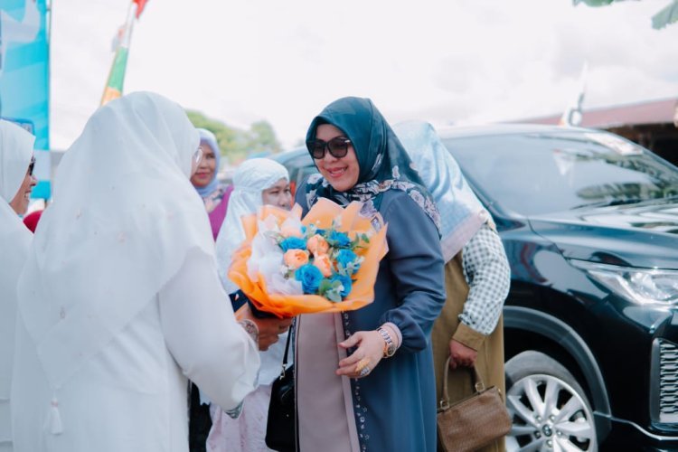 Nyonya Hj. Habibatussaniah Dan Nyonya Umi Maimah Hamzah Ikut Bergerak Mendengarkan Keluhan Ibu Ibu Di Desa Tulaan