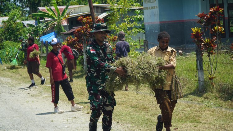 Satgas Yonif 131/BRS Ajak Siswa SMPN 5 Arso Jaga Kebersihan Lingkungan