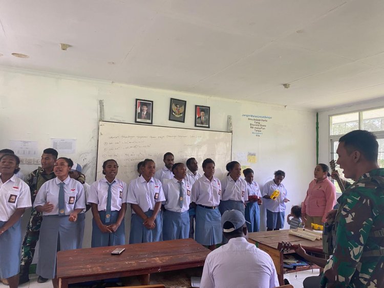 Ekspresikan Seni Musik, Satgas Yonif 323 Buaya Putih Adakan Pelatihan Alat Musik Kepada Anak Papua