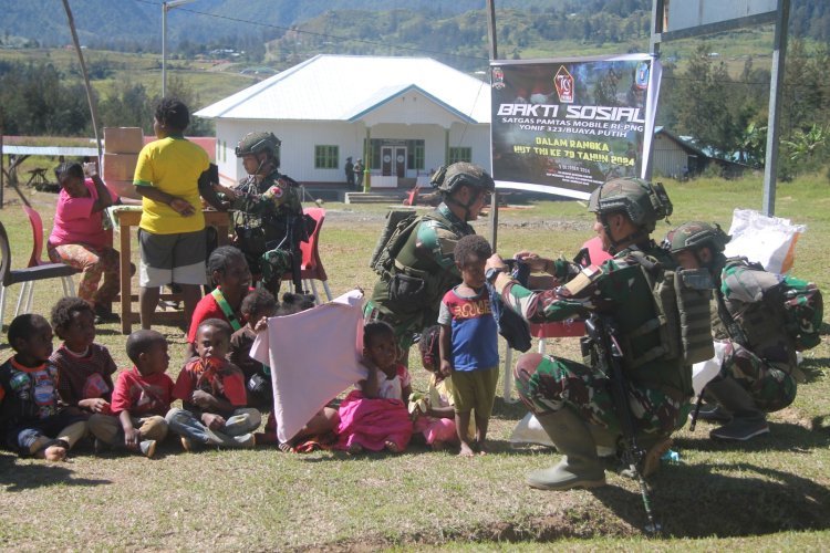 WARGA KAGO ANTUSIAS SAMBUT BAKSOS HABEMA RAYAKAN HUT 79 TNI