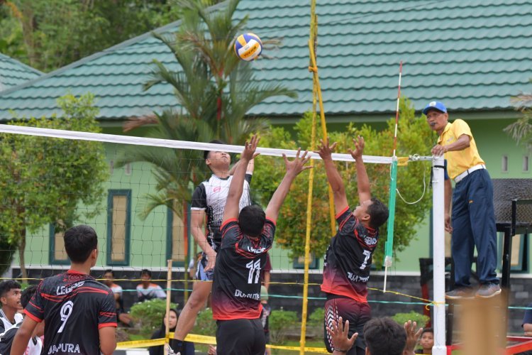 Dansatgas Pamtas Yonarmed 11 Kostrad Pimpin Penutupan Turnamen Bola Voli Open II Guntur Geni Cup 2024