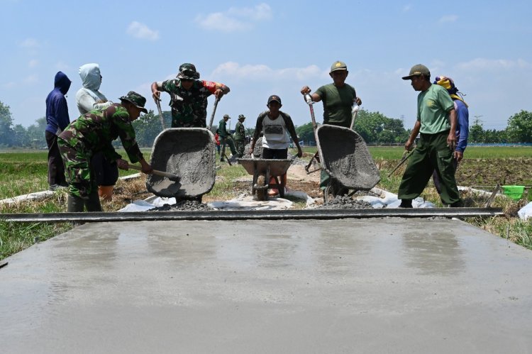 Warga Antusias Dukung Satgas, Danramil 04 Tawangsari Optimis Sasaran Fisik TMMD Selesai Tepat Waktu