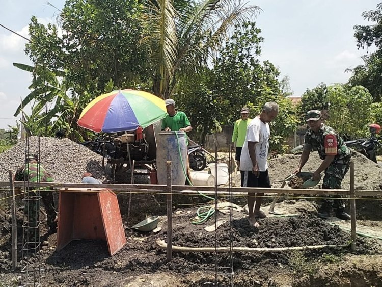Gotong Royong Membangun Rumah Ibadah: Suasana Keakraban di Tengah Kerja Bakti Bangun Mushola