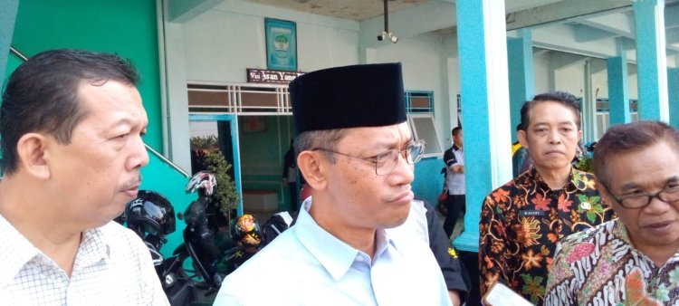 Pjs Bupati Pemalang Tinjau Produk Helm Berbahan Serat Nanas Di SMK Di Satya Praja 2 Petarukan.