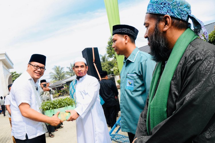 Ajak Santri Bangun Kemandirian, Dr. Asri Ludin Tambunan Serahkan Bibit Cabai di Peringatan HSN