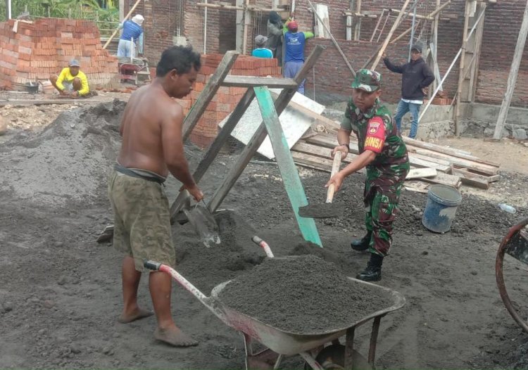Babinsa Berkontribusi Dalam Pembangunan Rumah Warga, Wujudkan Kemanunggalan TNI dengan Rakyat