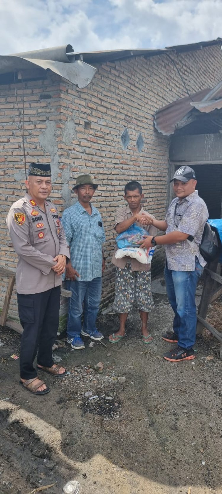 Kapolsek Perdagangan Gelar Jumat Barokah, Bagikan Sembako kepada Warga Kurang Mampu