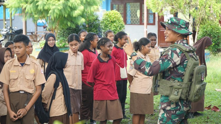 Latih Disiplin Sejak Dini, Satgas Yonif 131/BRS Latihkan PBB Bagi Siswa di Wilayah Perbatasan