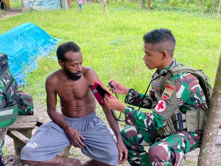 Peduli Terhadap Kesehatan Masyarakat, Satgas Yonif 131/BRS Rutin Melaksanakan Pengobatan Gratis