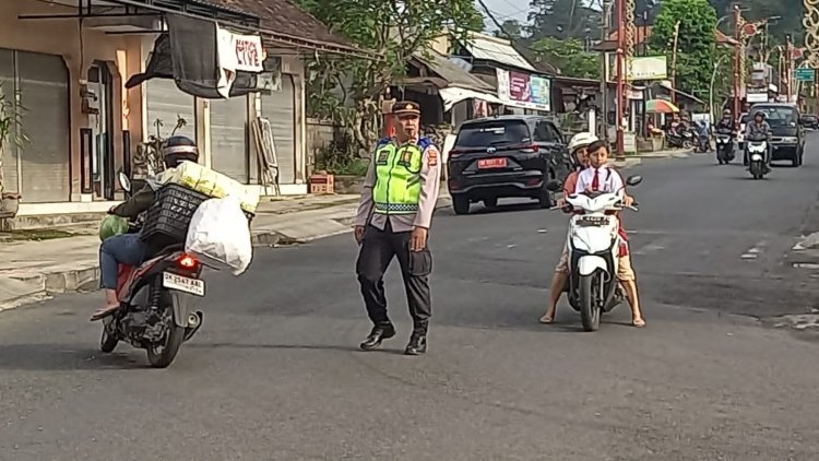 Beri Pelayanan di Pagi Hari, Personil Polsek Bangli Laksanakan Pengaturan