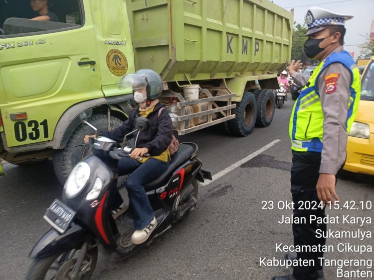 Anggota Polsek Cikupa Laksanakan Protap Gatur Lalu Lintas untuk Jaga Keamanan Jalan Raya