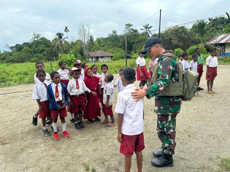 Tanamkan Kedisiplinan Sejak Dini, Satgas Yonif 131/BRS Latihkan PBB bagi Siswa di Wilayah Perbatasan