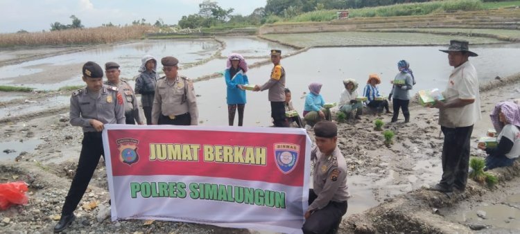 Kabag SDM Polres Simalungun Gelar Jumat Berkah, Bagikan Nasi Kotak untuk Warga di Dolok Panribuan